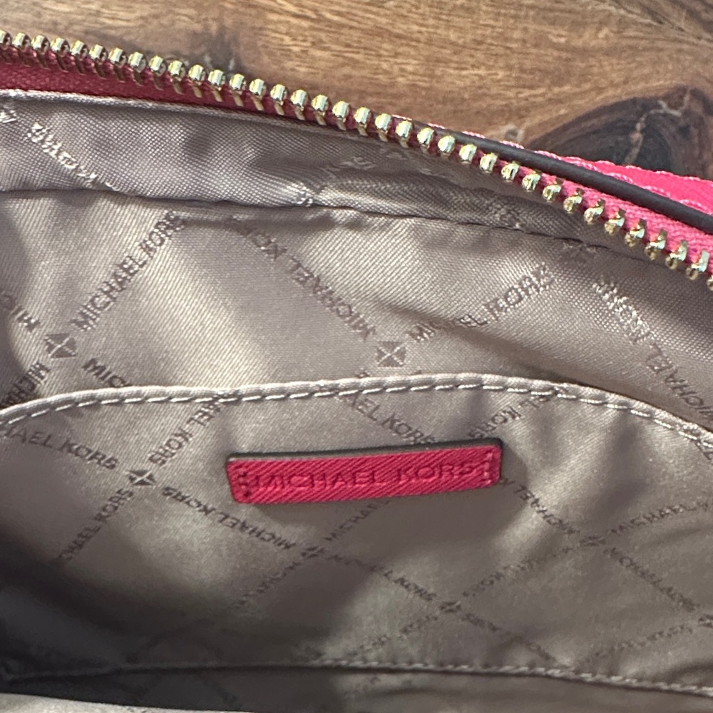 Michael Kors Fuchsia Crossbody Bag with Gold Chain - Picture 4 of 5